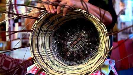 Lezione dimostrativa sulla realizzazione di cestini tradizionali
