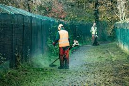 PULIZIA AREE NEL CENTRO ABITATO DA ERBACCE E POTATURA SIEPI  NELLE AREE CONFINANTI CON LE STRADE URBANE E RURALI